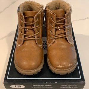 Dr. Scholls leather boots in size 10 (boys)